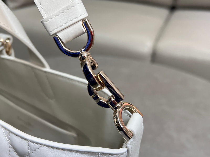 Dior Handbags AAA(Women)-537