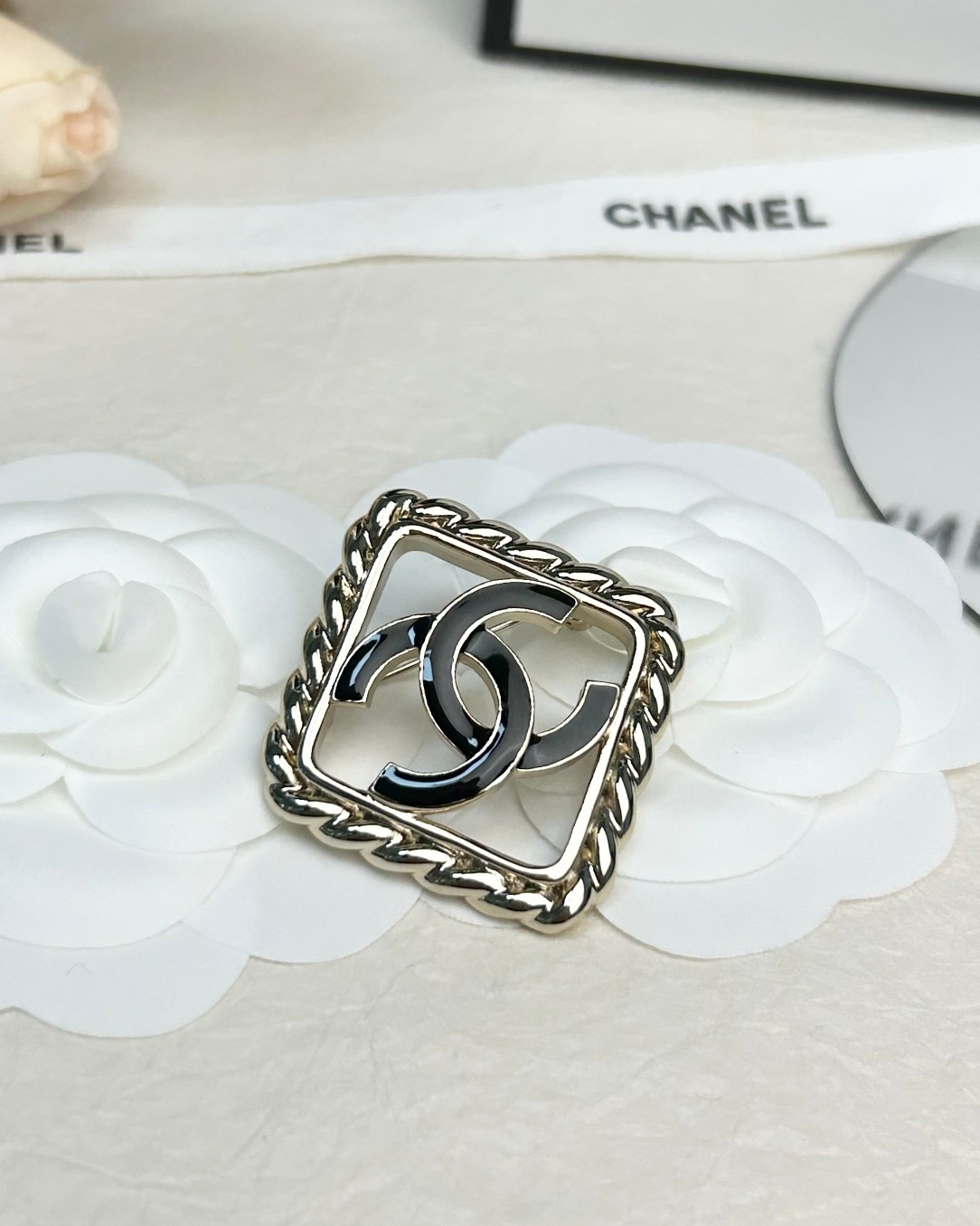 Chanel Brooch-065