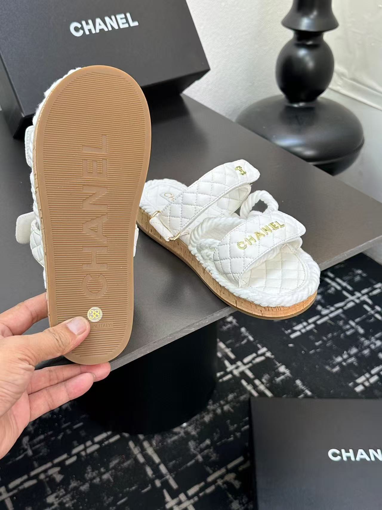 Chanel Slippers Women(AAA)-028