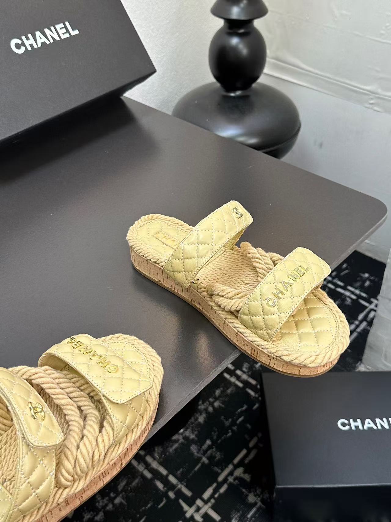 Chanel Slippers Women(AAA)-026