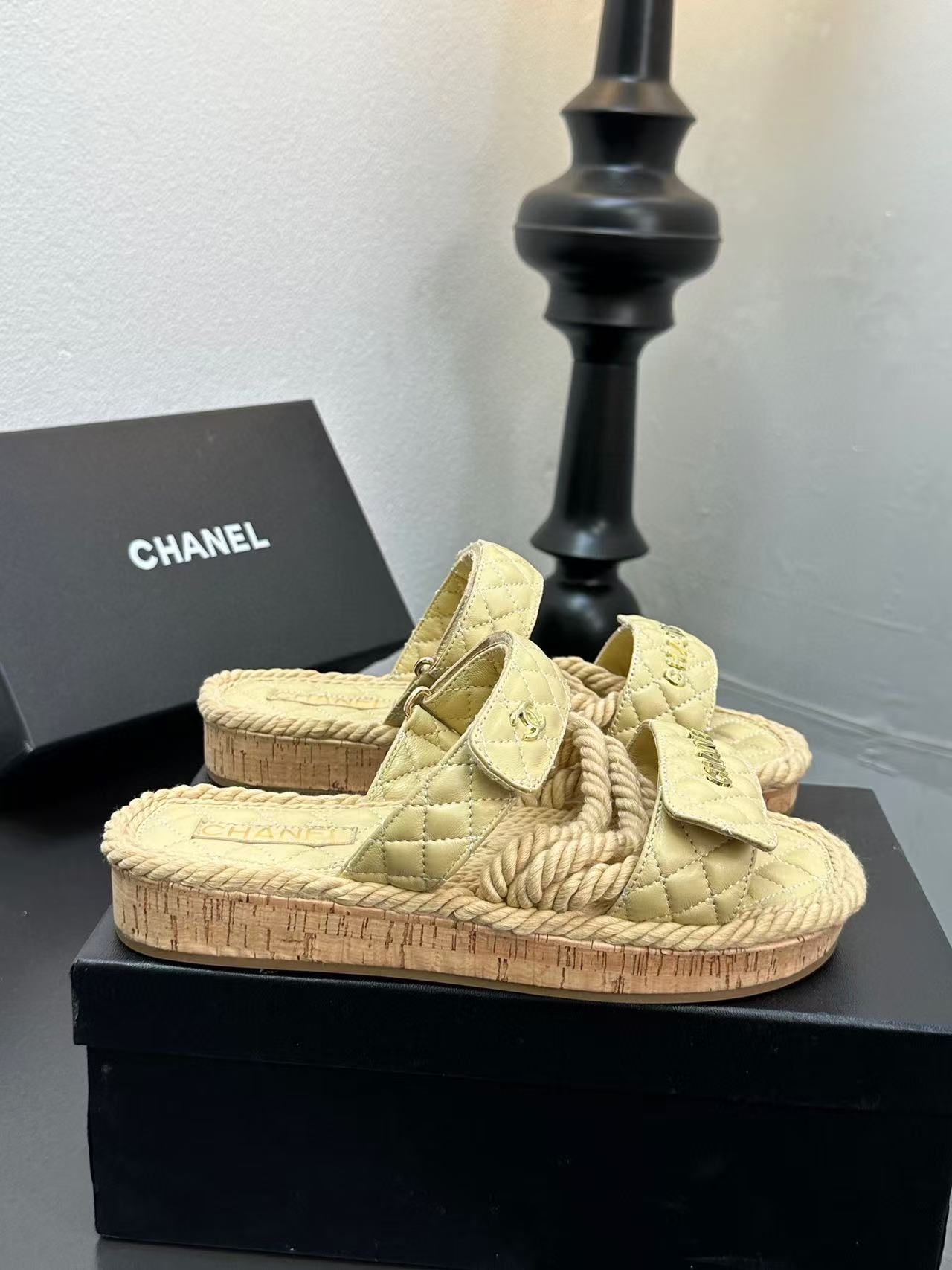 Chanel Slippers Women(AAA)-026